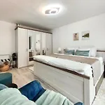 Vendeghaz Apartment *